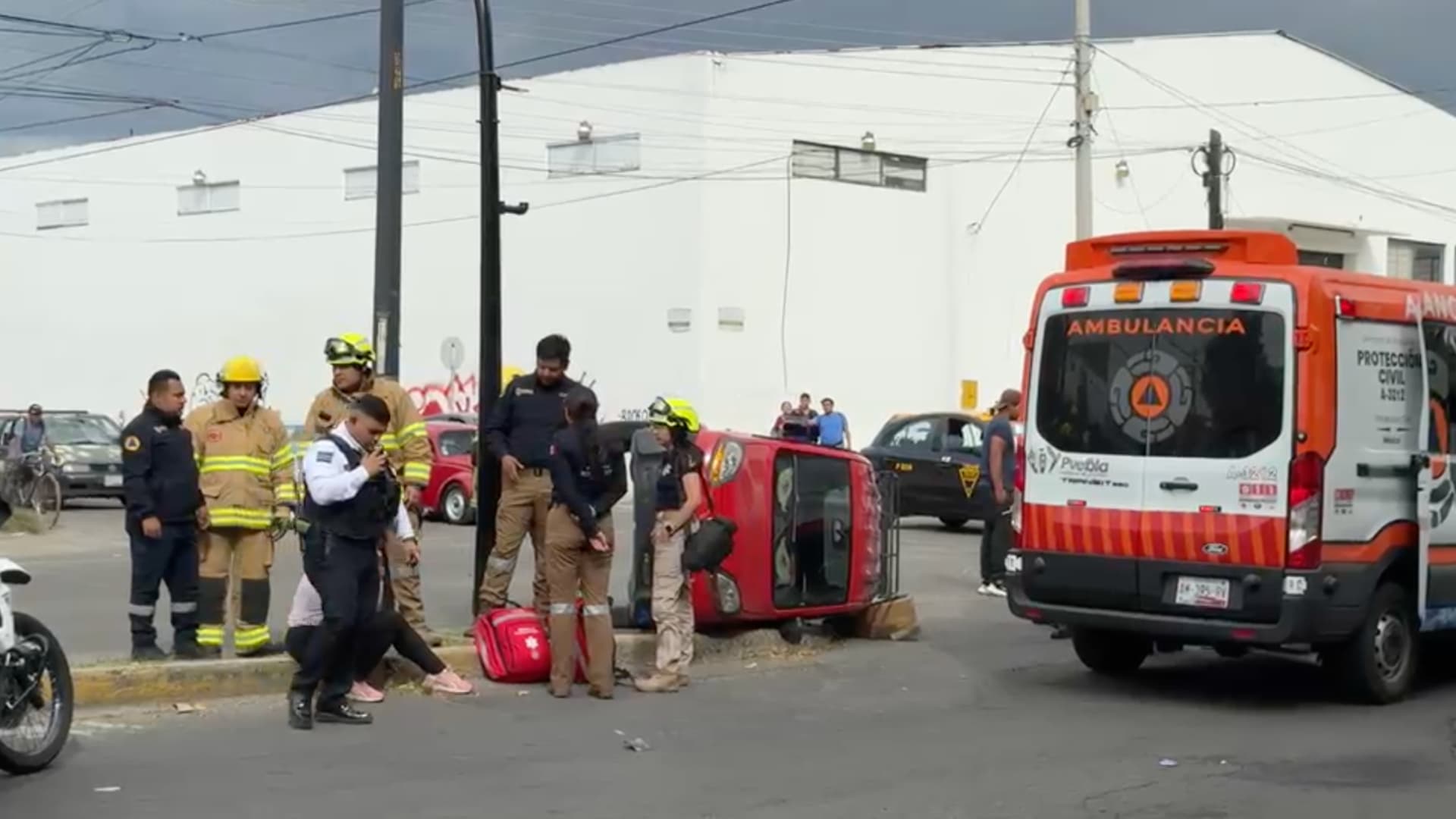 Accidente Volcadura Automóvil Choque Taxi Calle 28 Norte Colonia Santa Bárbara Puebla