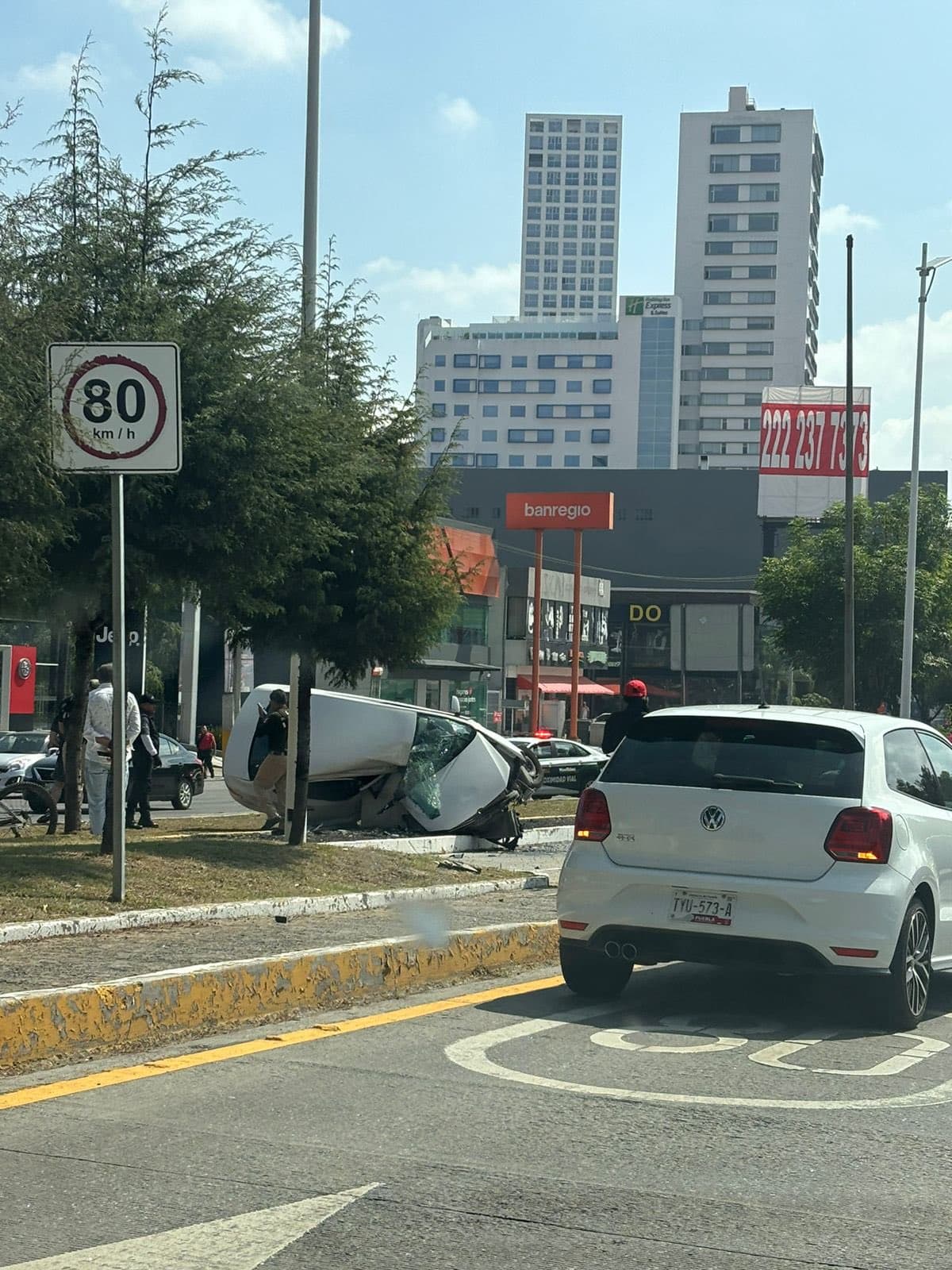 Sobrevive conductor a fuerte accidente