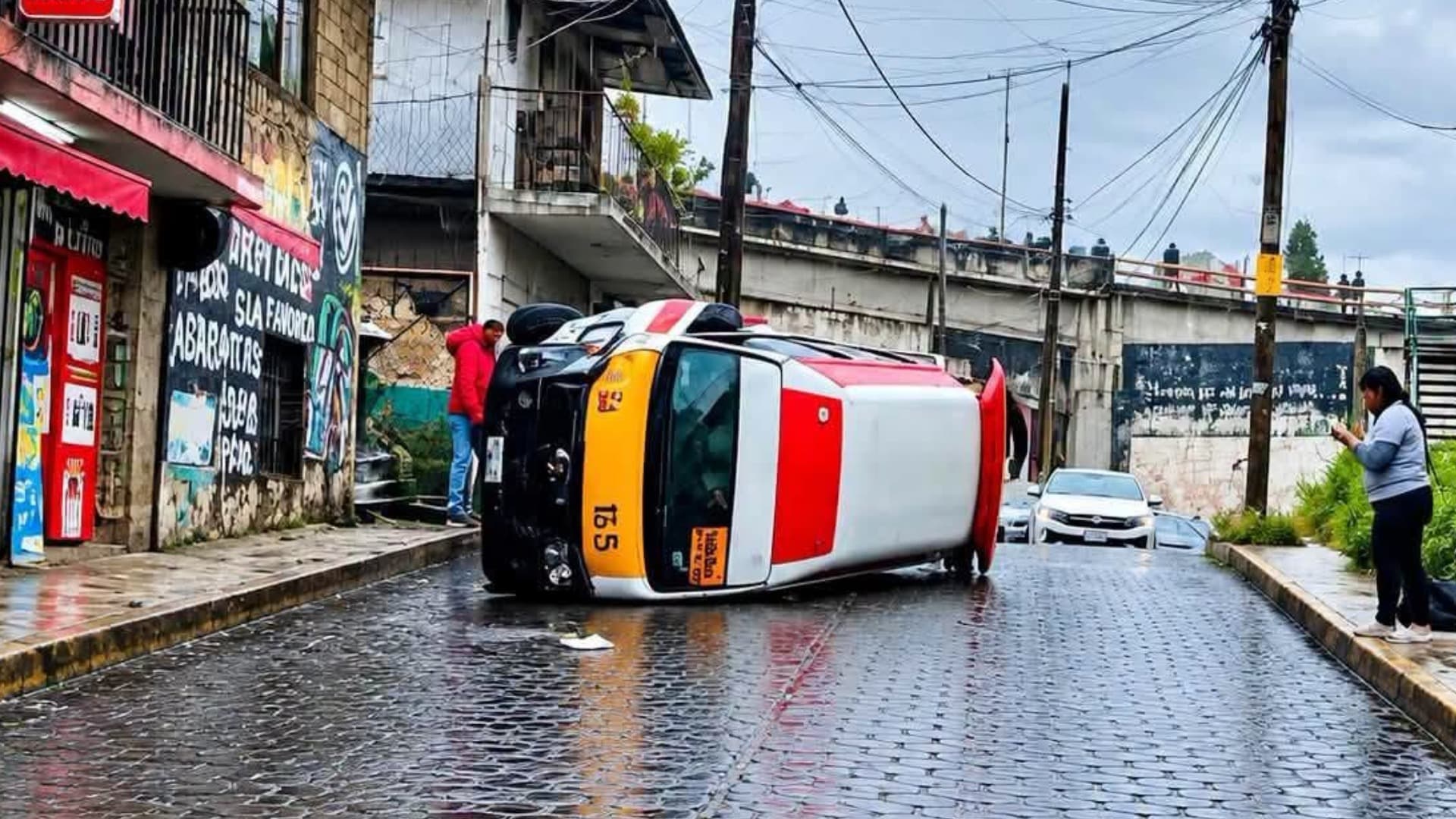 Volcadura de combi en Huauchinango deja a ocho lesionados.