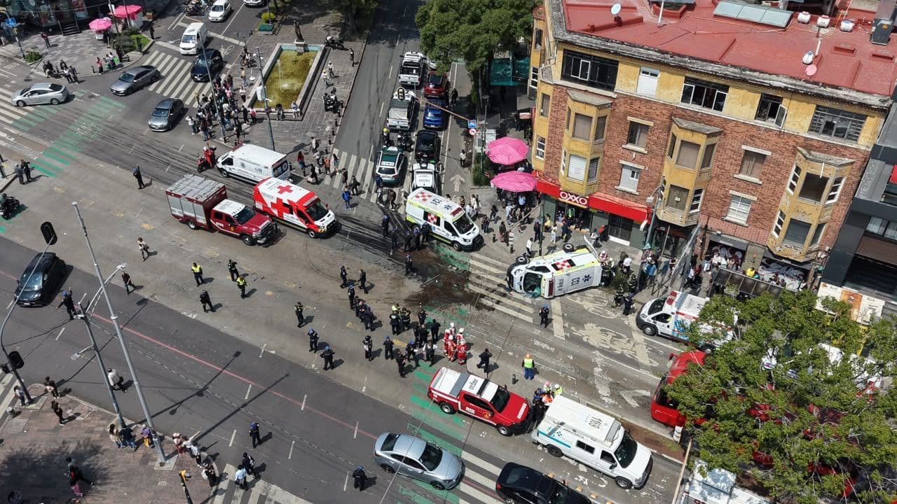 Toma aérea de la ambulancia volcada en Insurgentes