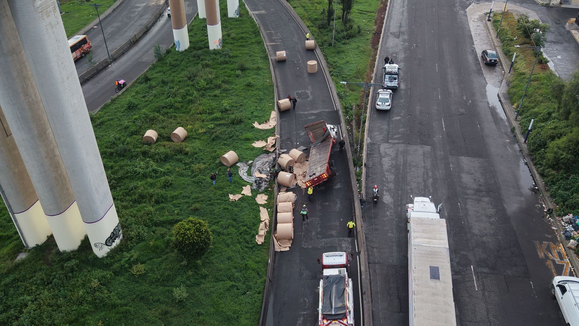 Vuelca tráiler en la México-Puebla.
