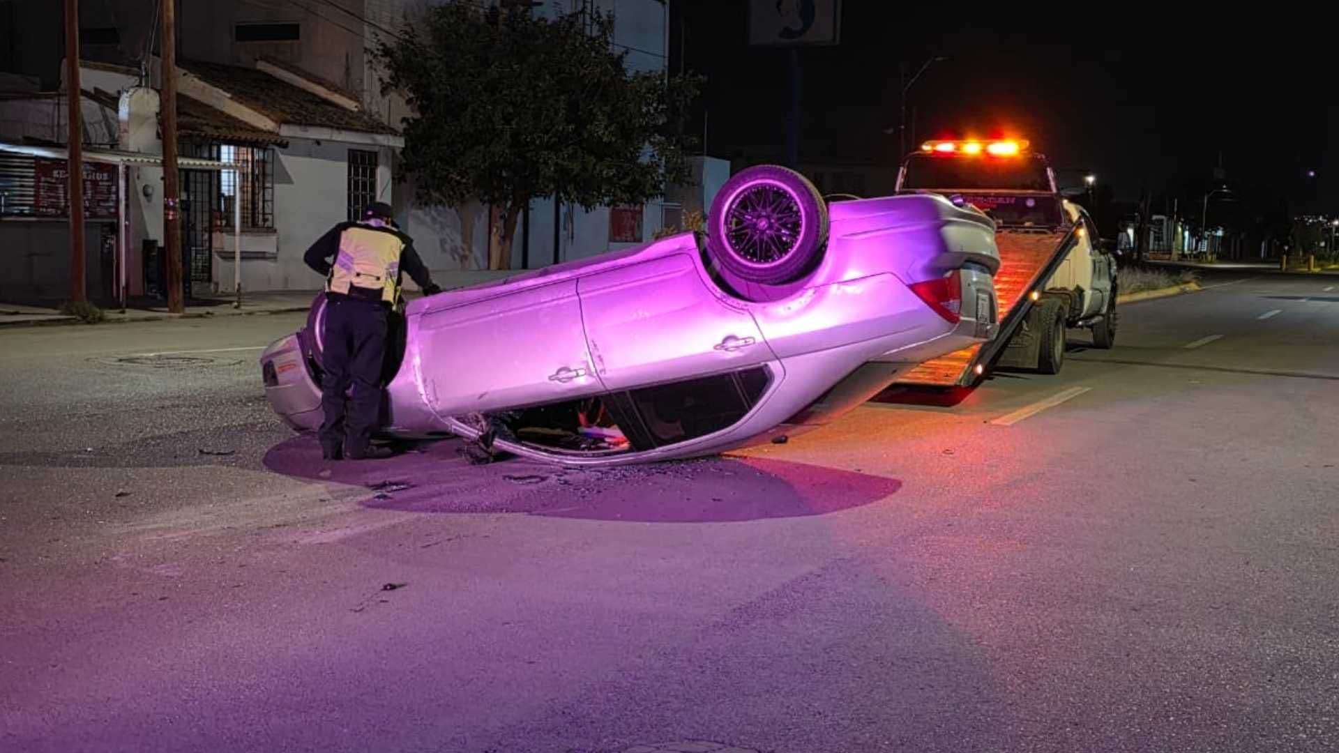 Hallan bebidas alcohólicas en el vehículo