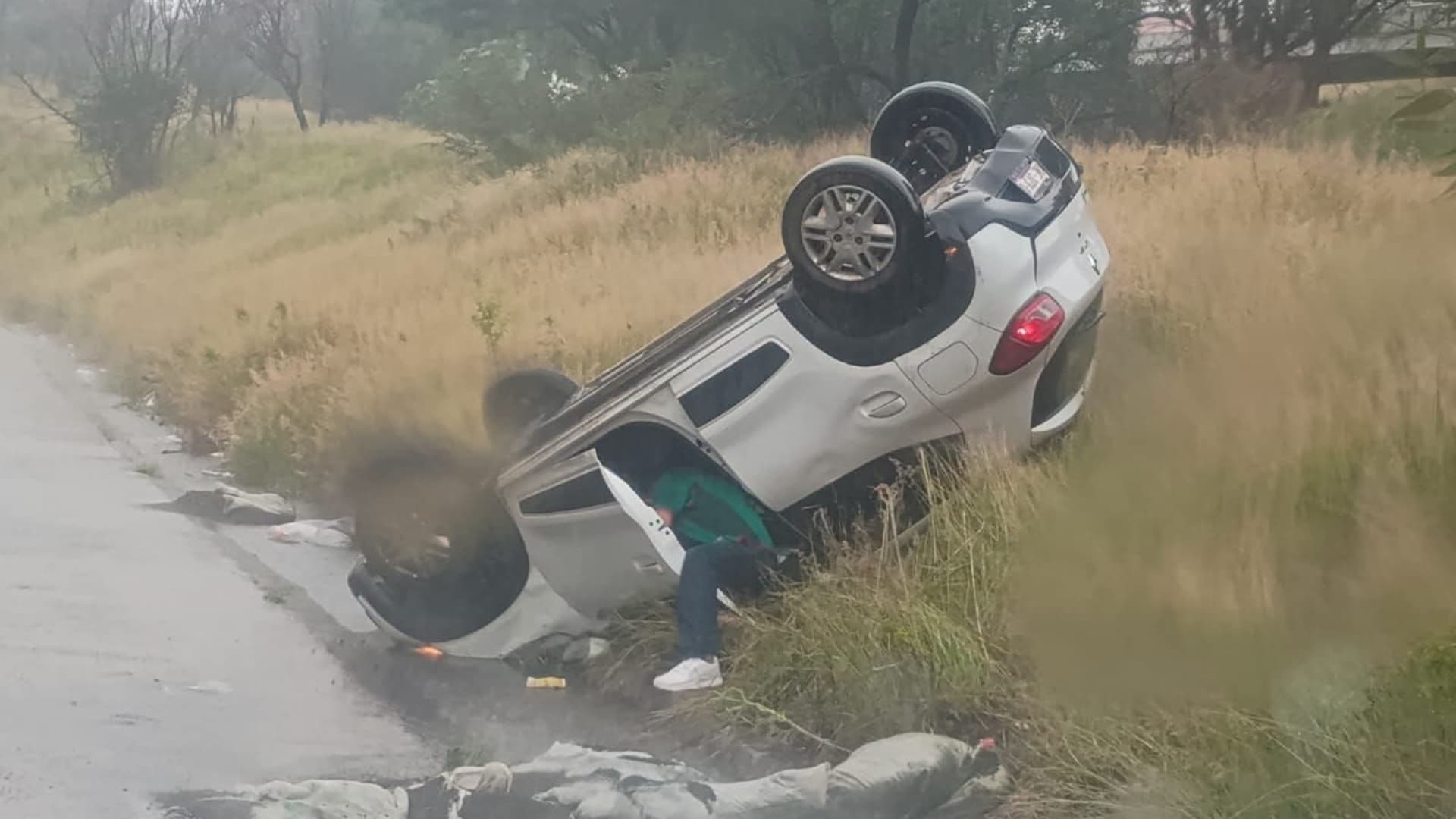 Por piso mojado y posible exceso de velocidad se registró el accidente.