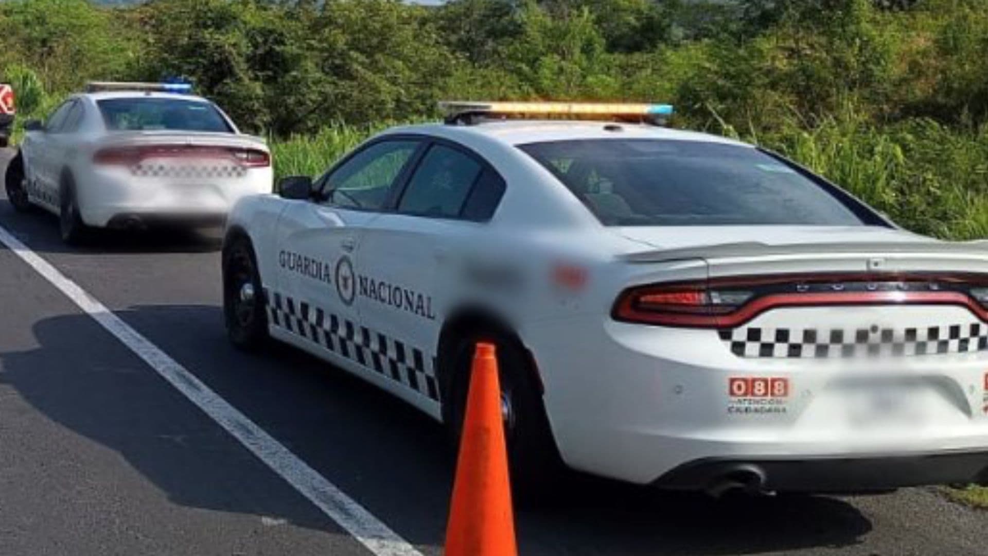 Guardia Nacional de Carreteras atienen accidente en autopista.