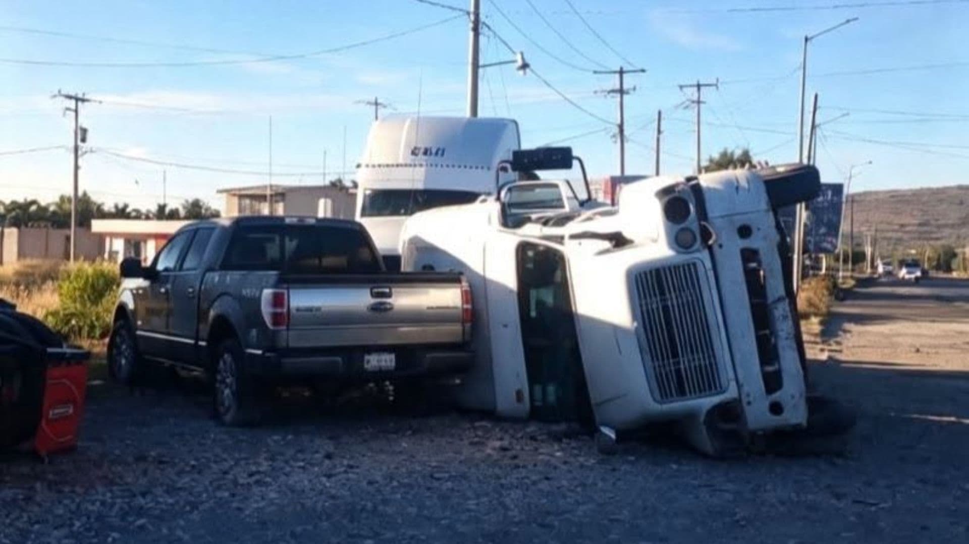 Volcadura de pipa moviliza a cuerpos de emergencias en Tepeaca, Puebla.