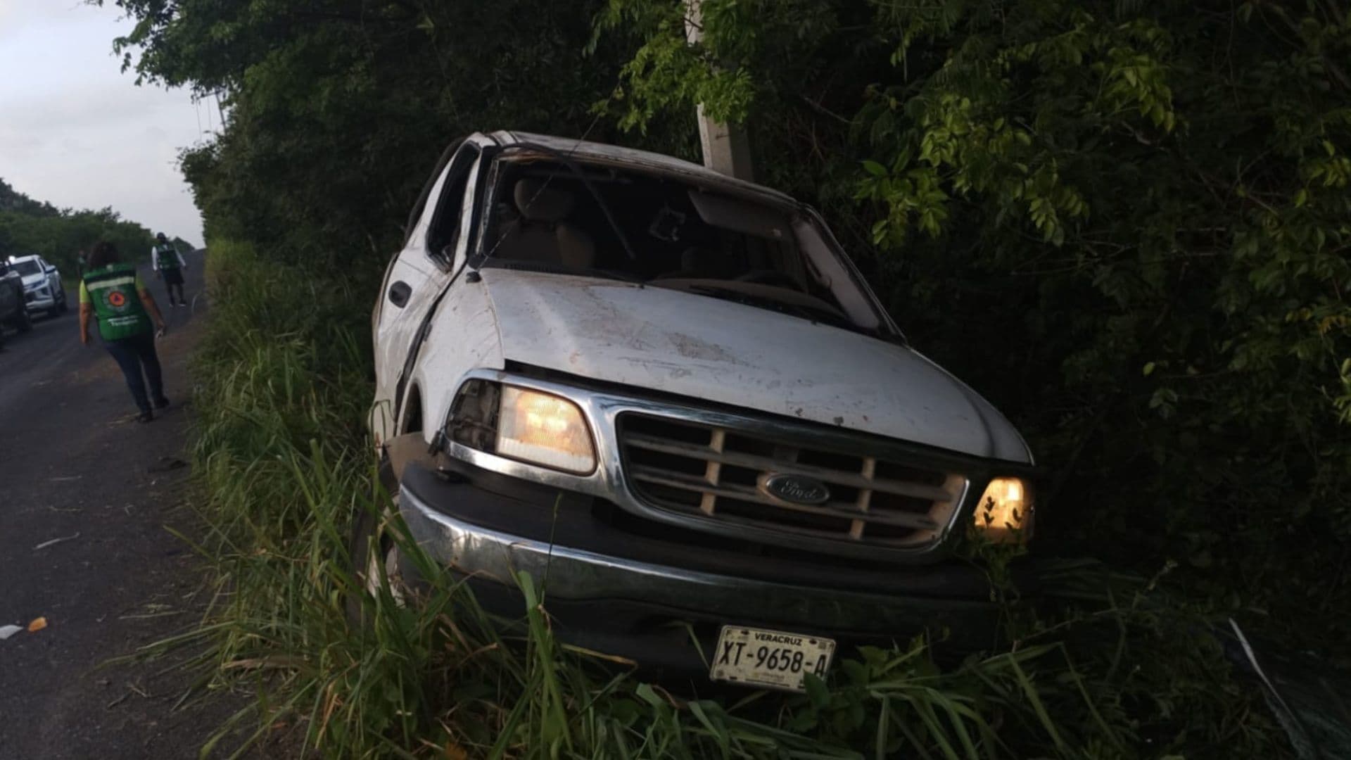 Se registró la volcadura de una camioneta en Tamiahua. Foto: Policía de Tamiahua