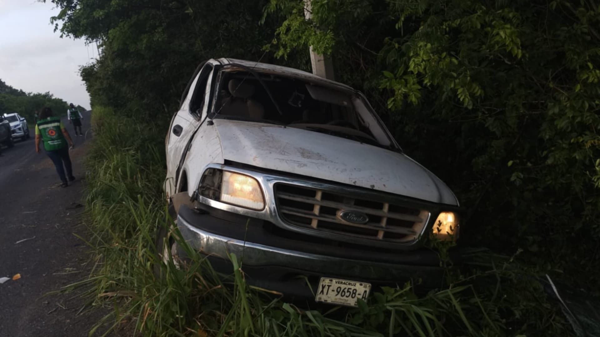 Se registró la volcadura de una camioneta en Tamiahua. Foto: Policía de Tamiahua