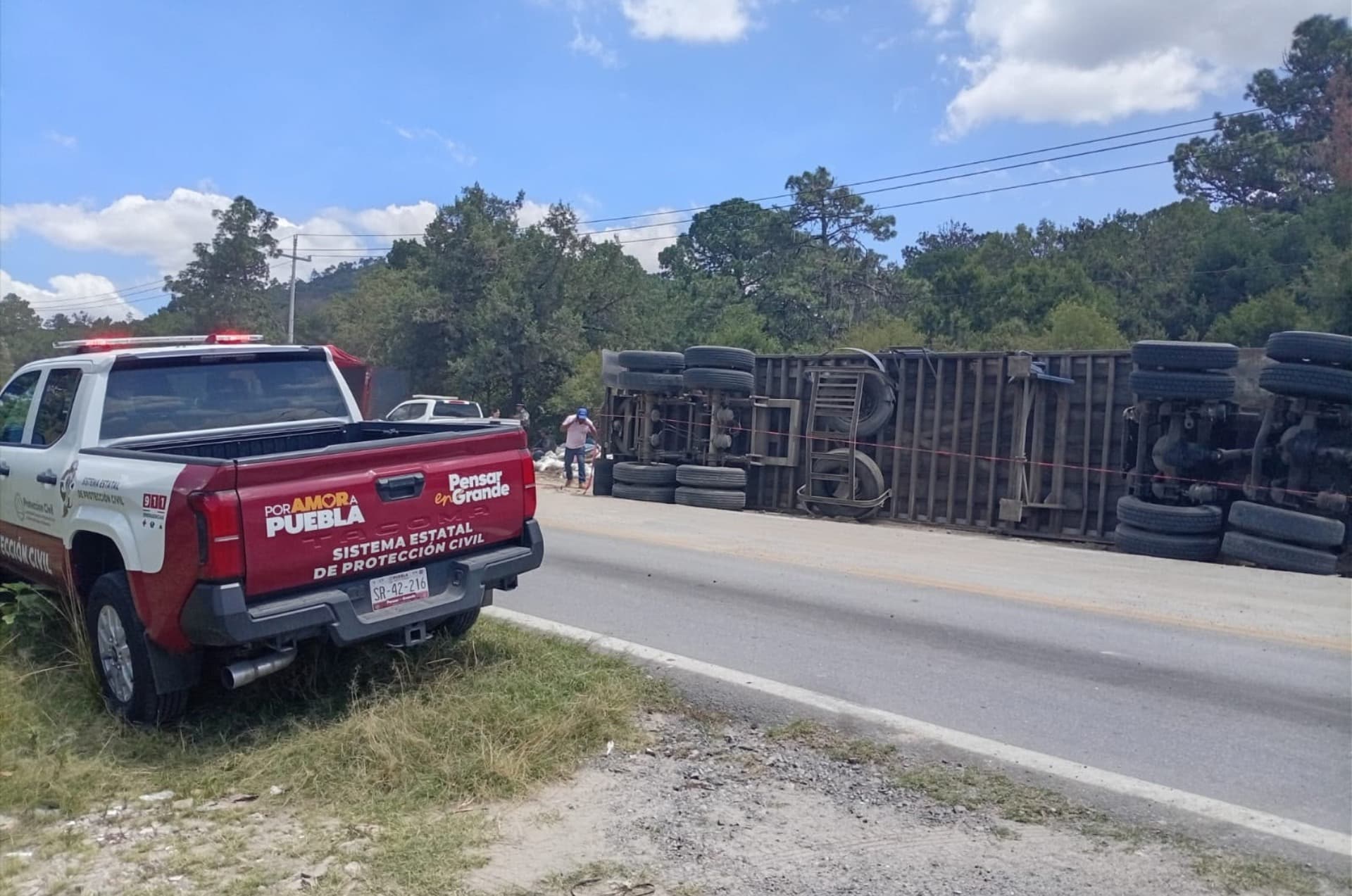 La unidad cayó sobre su costado por posible exceso de velocidad.