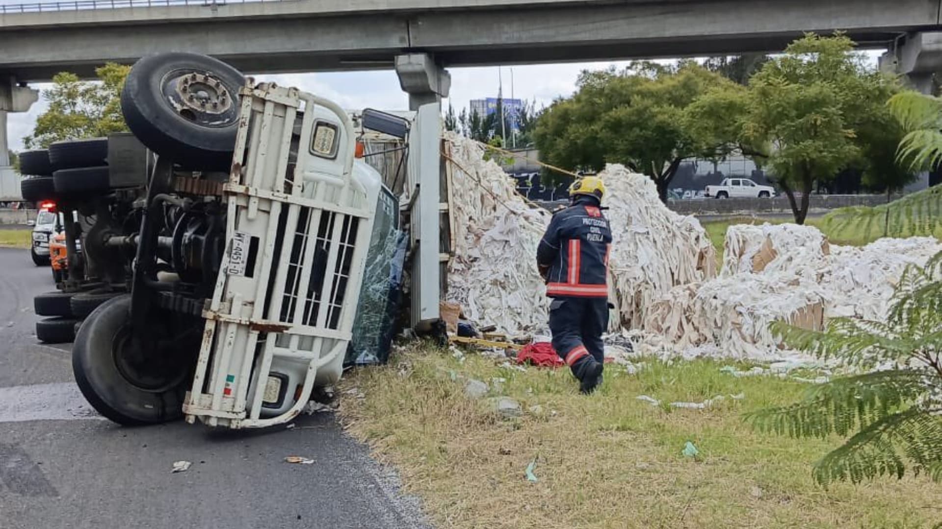 Tractocamión Termina Volcado en Carretera Libramiento a Tlaxcala de Puebla