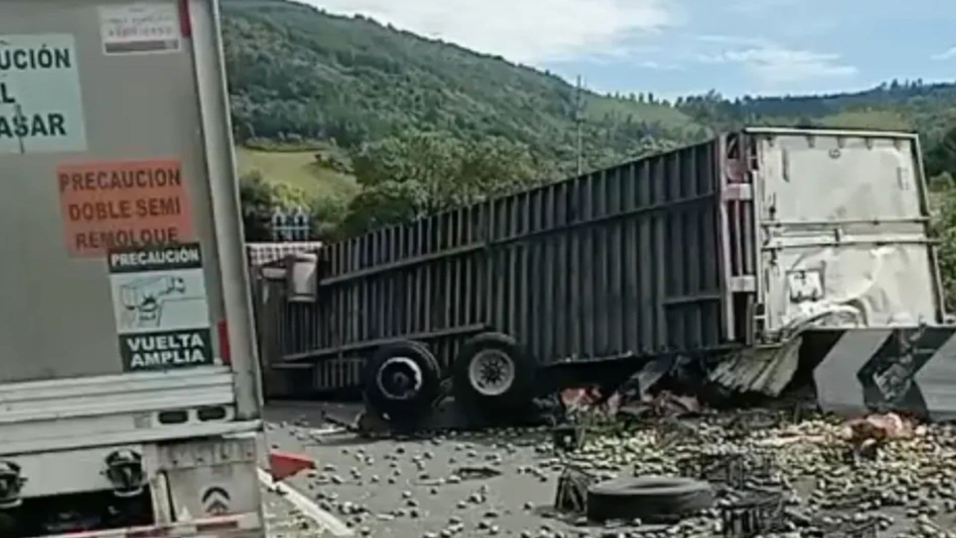 Volcadura de tráiler deja caos vial en la autopista Puebla-Orizaba