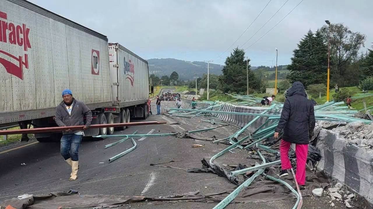 Voluntarios se sumaron a retirar los pedazos retorcidos del material.