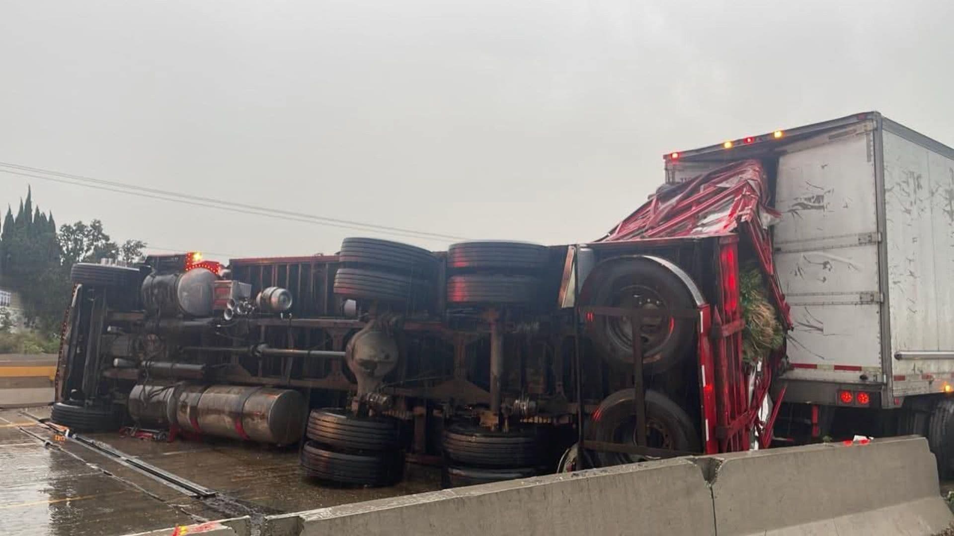 Accidente Volcadura Tráiler Choque Automóvil Tractocamión Autopista México Puebla Orizaba