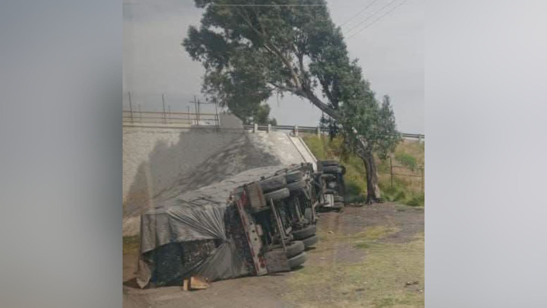 Volcadura de Tractocamión Detiene Circulación sobre Autopista Puebla-Orizaba