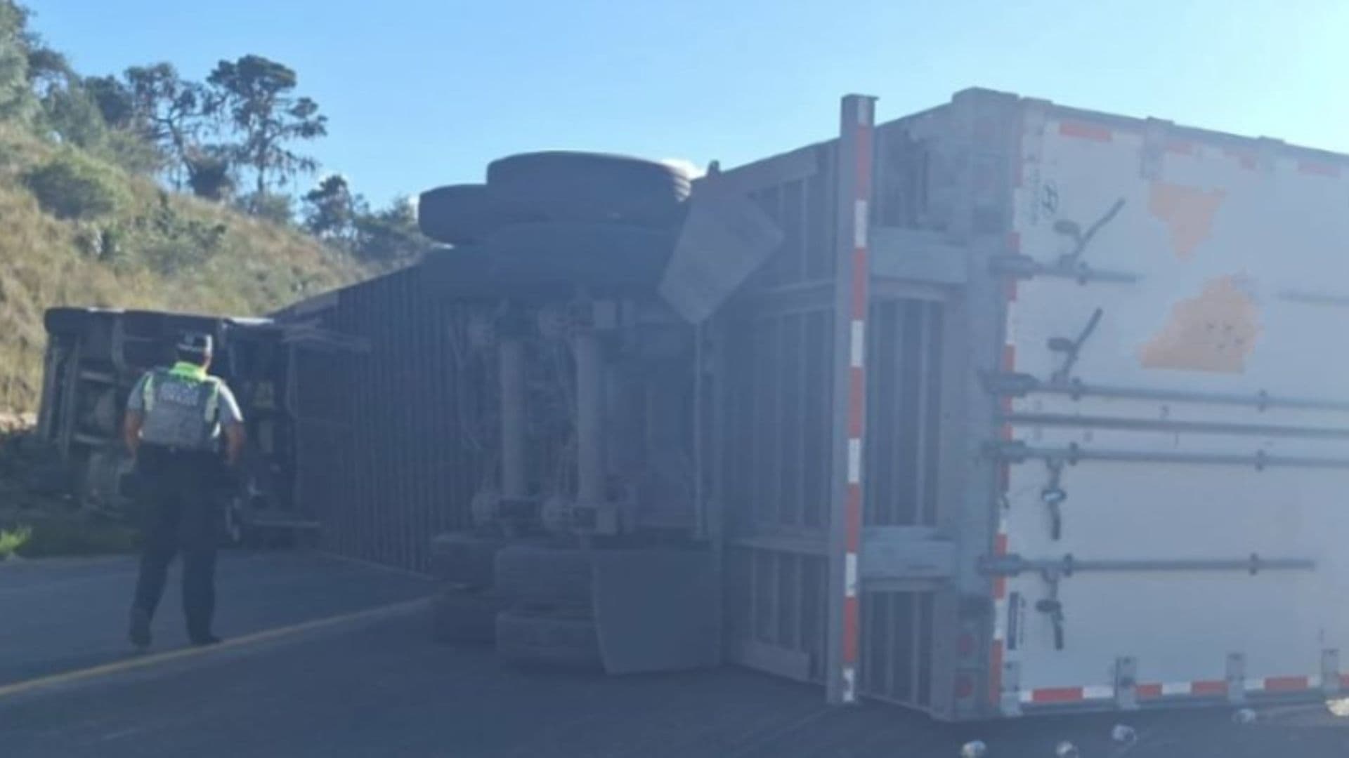 Volcadura de Tráiler Provoca Cierre de Circulación en Carretera Amozoc-Perote de Puebla