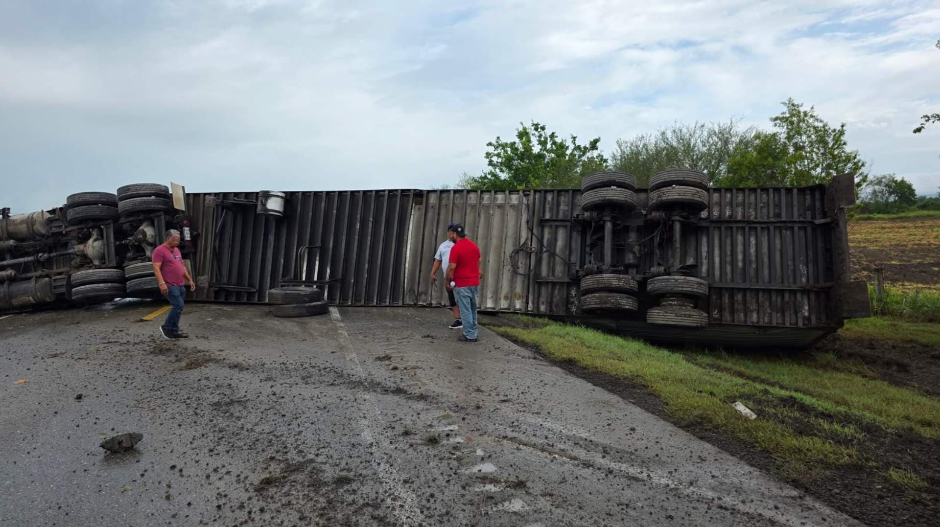 Volcadura afecta circulación en carretera González-Llera de Canales en Tamaulipas