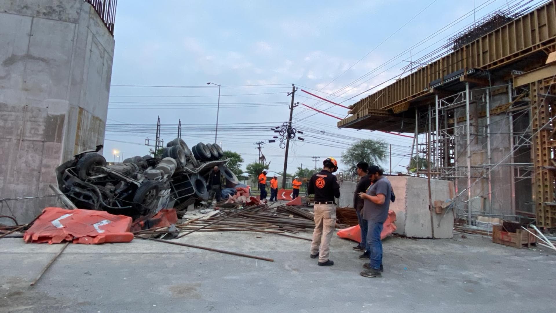 Aparatosa volcadura de tractocamión provoca caos vial en Miguel Alemán