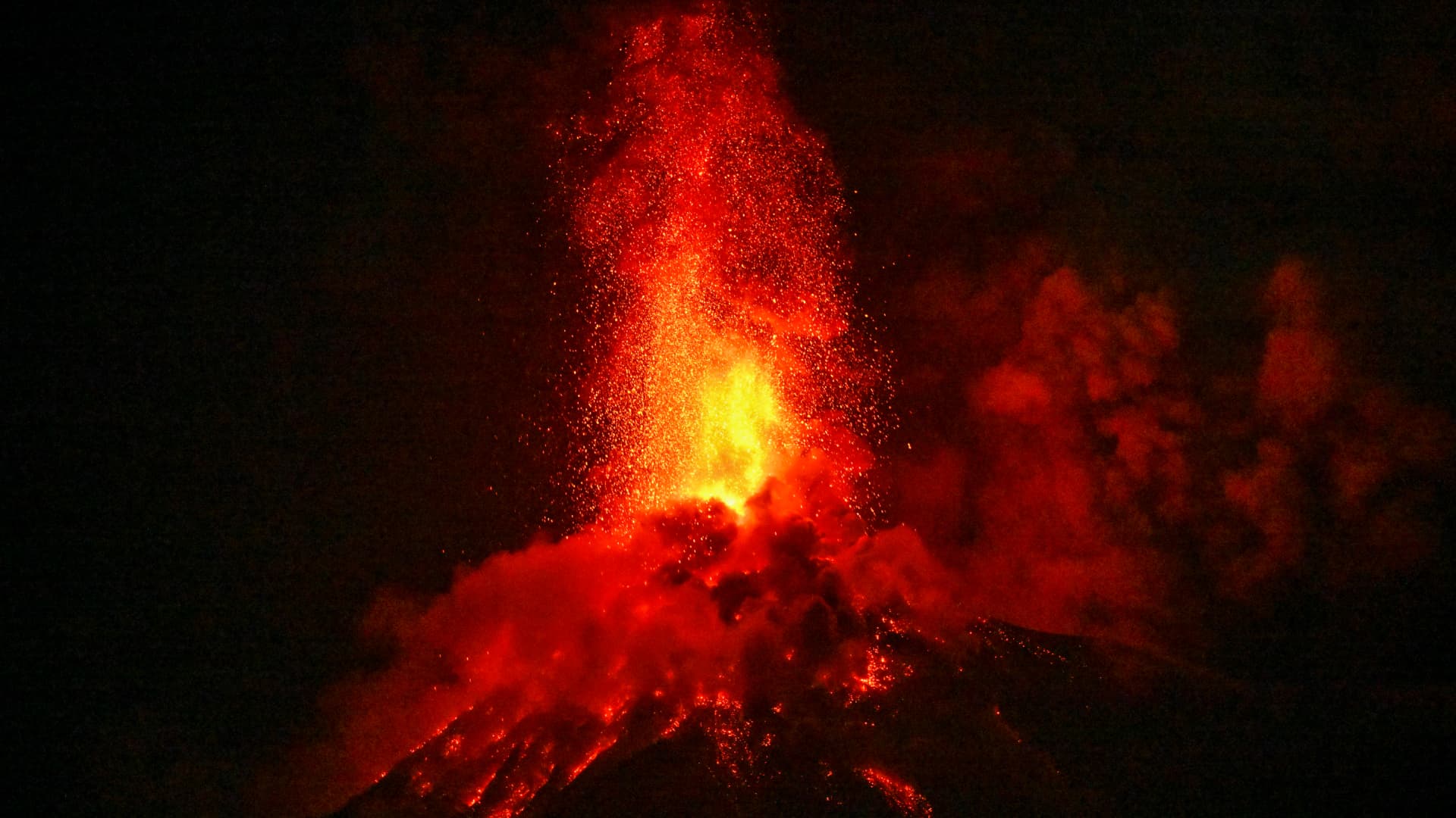 El Volcán de Fuego, en Guatemala, entró en erupción