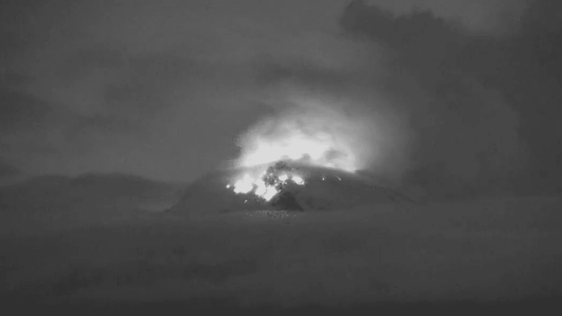 Actividad del volcán Popocatépetl el 24 de junio de 2026. Foto: X @SasslaMx