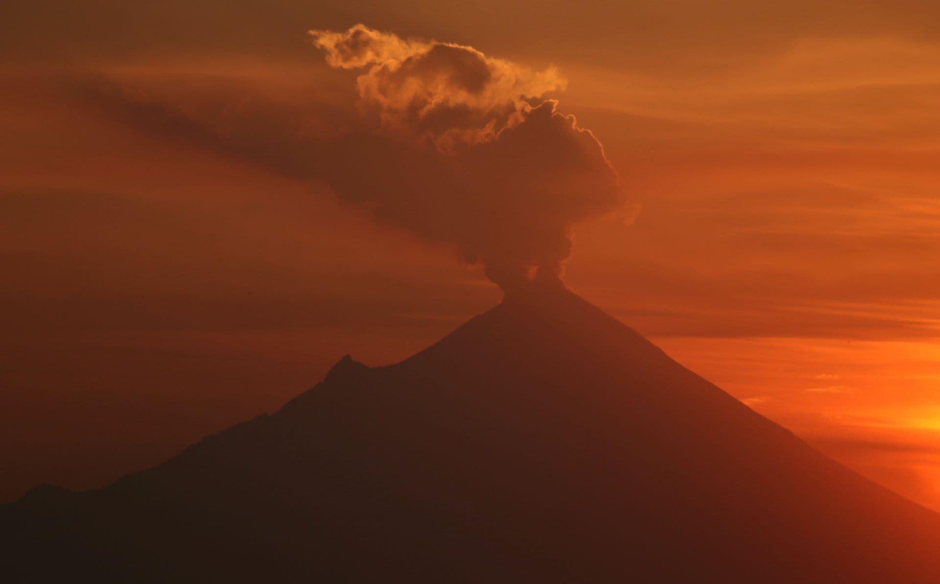 Amanecer en el volcán Popocatépetl