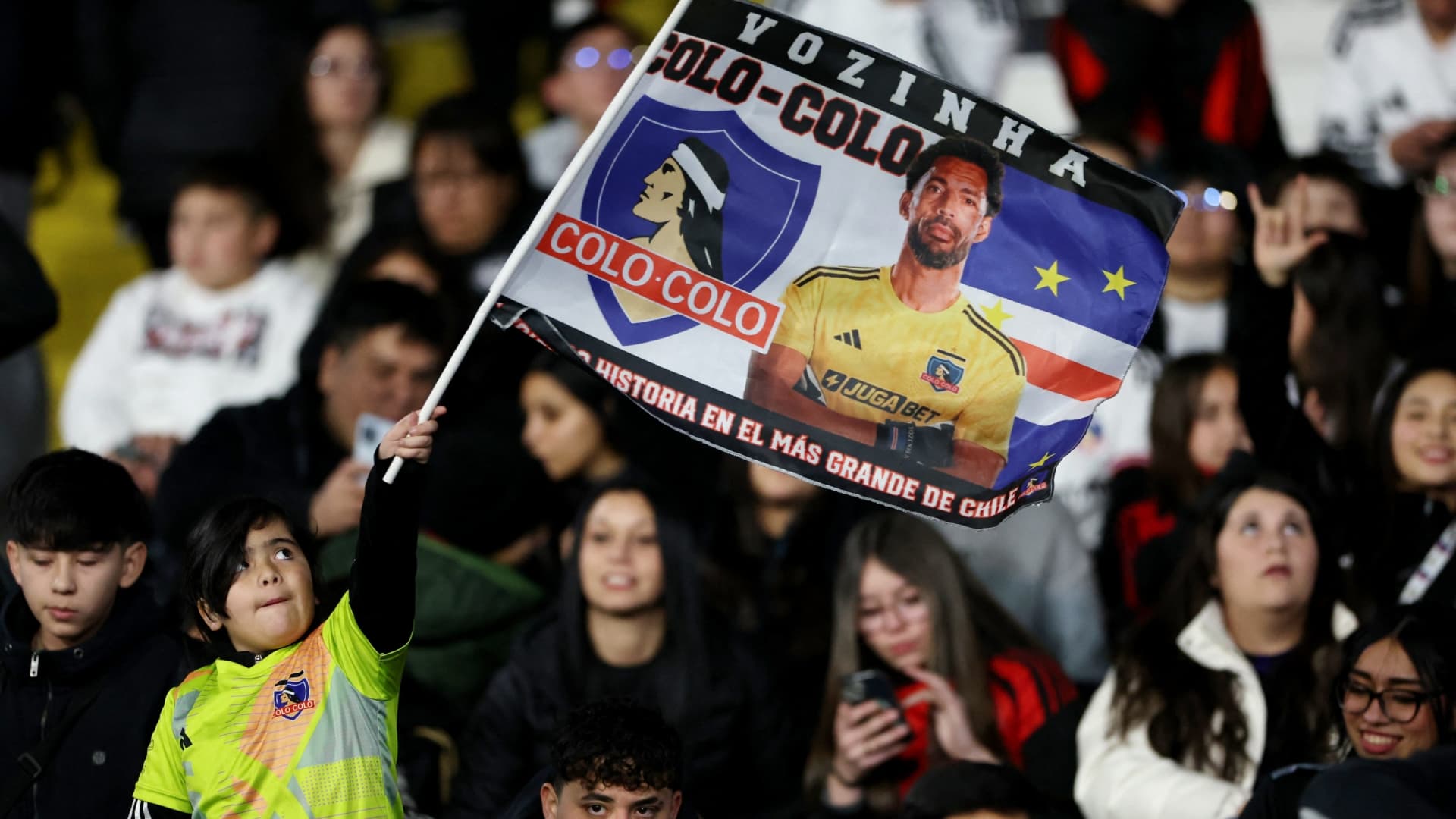 Vozinha Recibe Multitudinaria Bienvenida en Estadio del Colo Colo: Esta Fecha Debutará