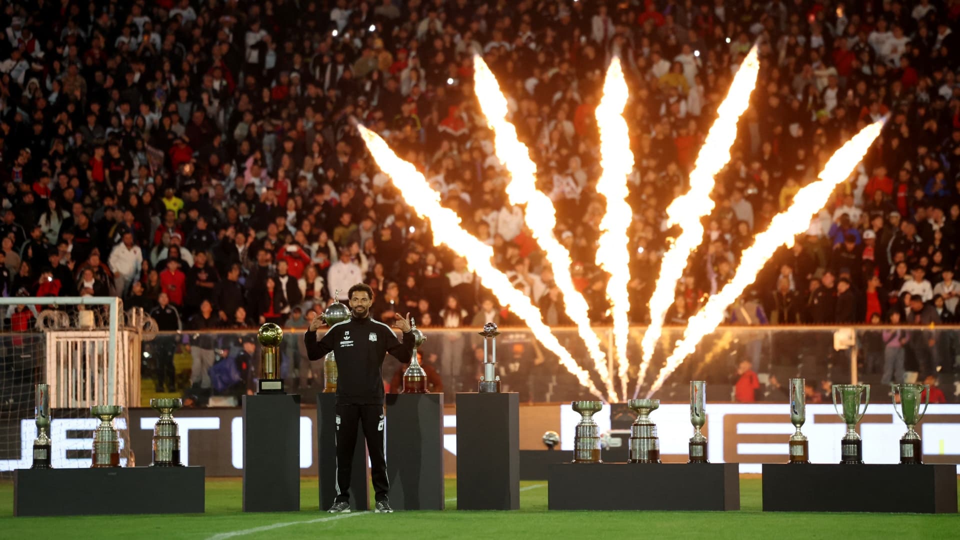 Vozinha posa junto a los trofeos del Colo Colo, durante su primera aparición ante los aficionados. Foto: Reuters