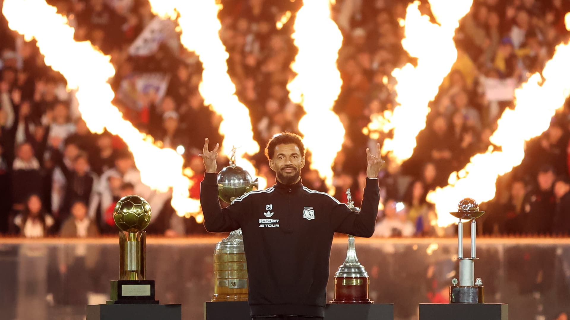 Vozinha Recibe Multitudinaria Bienvenida en Estadio del Colo Colo; Este Día es su Debut