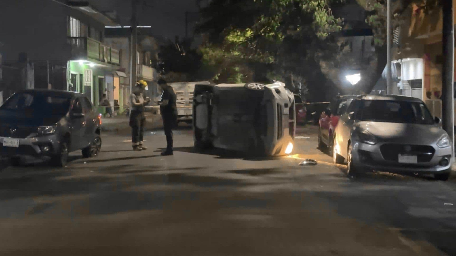Taxista Huye Tras Chocar y Volcar su Vehículo en Veracruz