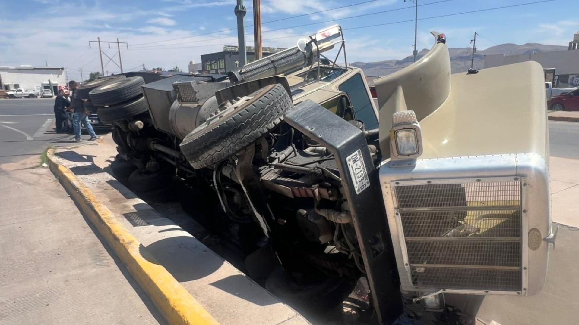 Pipa Cae a Canal Tras Volcar al Norte de la Ciudad de Chihuahua