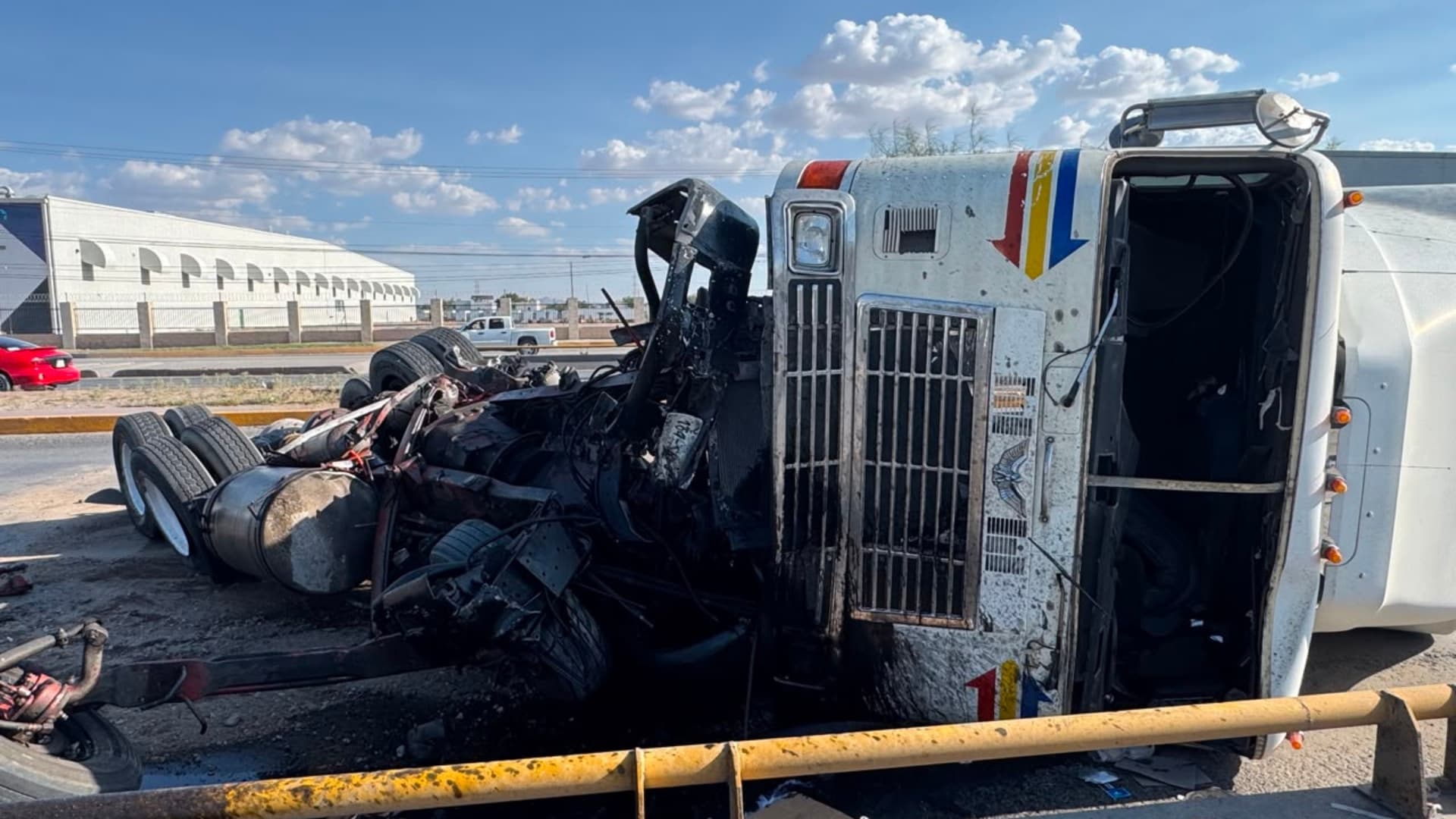 Un tráiler volcó sobre el boulevard Libramiento, en Ciudad Juárez