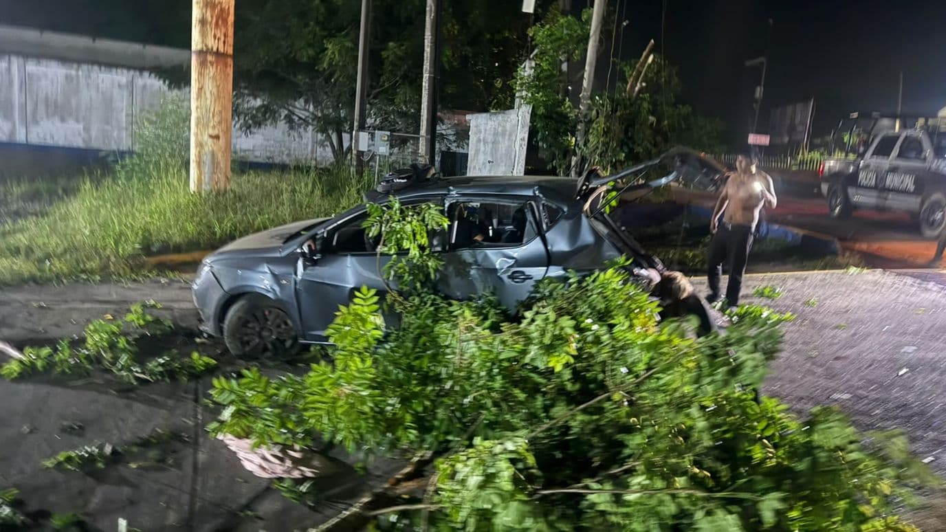 Volcadura en la México-Tuxpan deja dos lesionados.