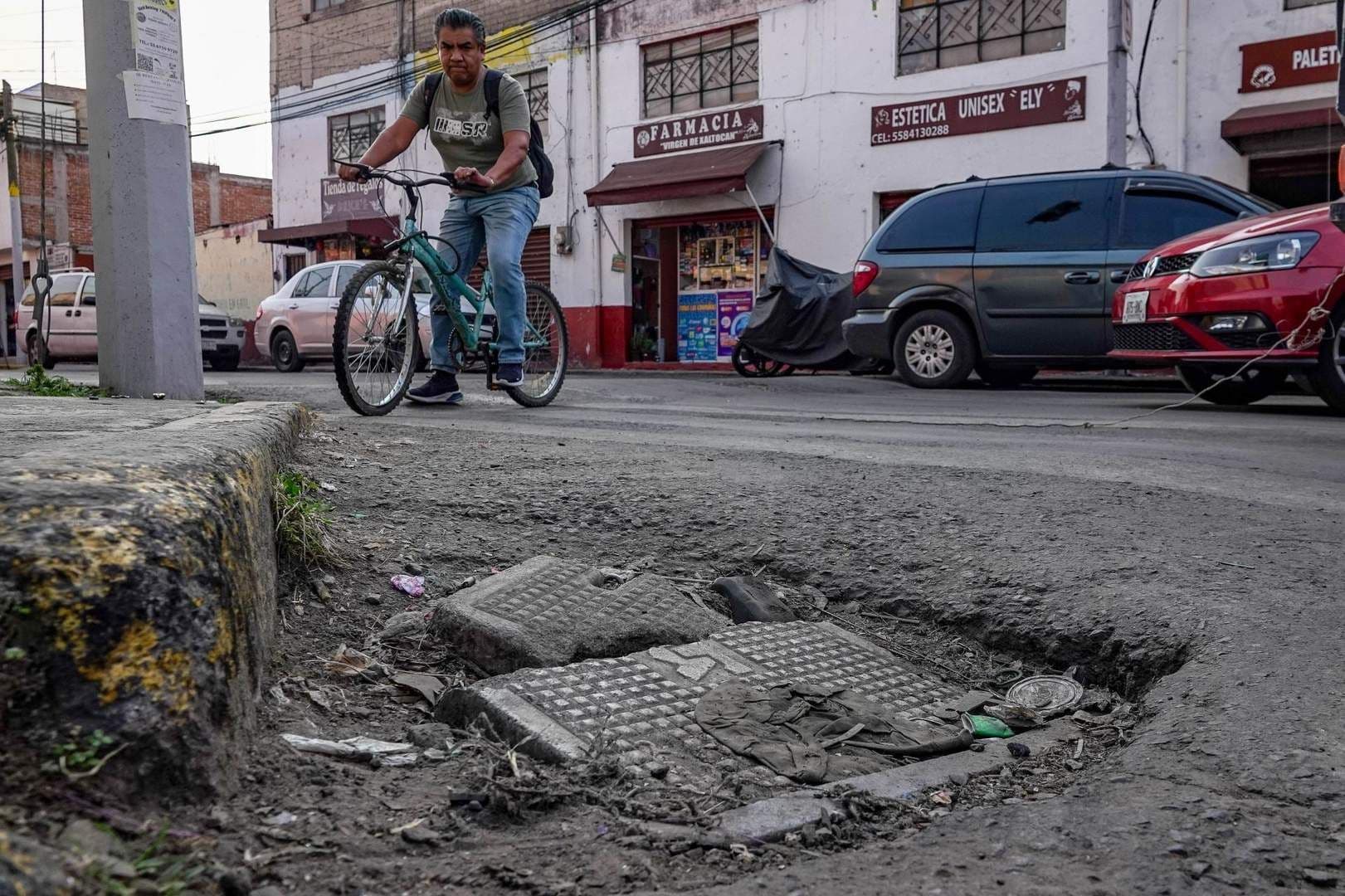 Vecinos registran socavones y baches en Guadalupe Inn.