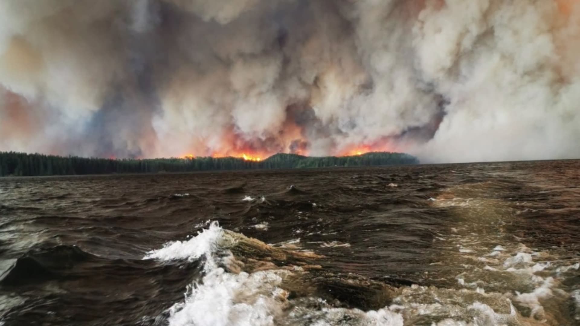 Fuego por incendio forestal en Ontario. Foto: Facebook Dan Satterfield