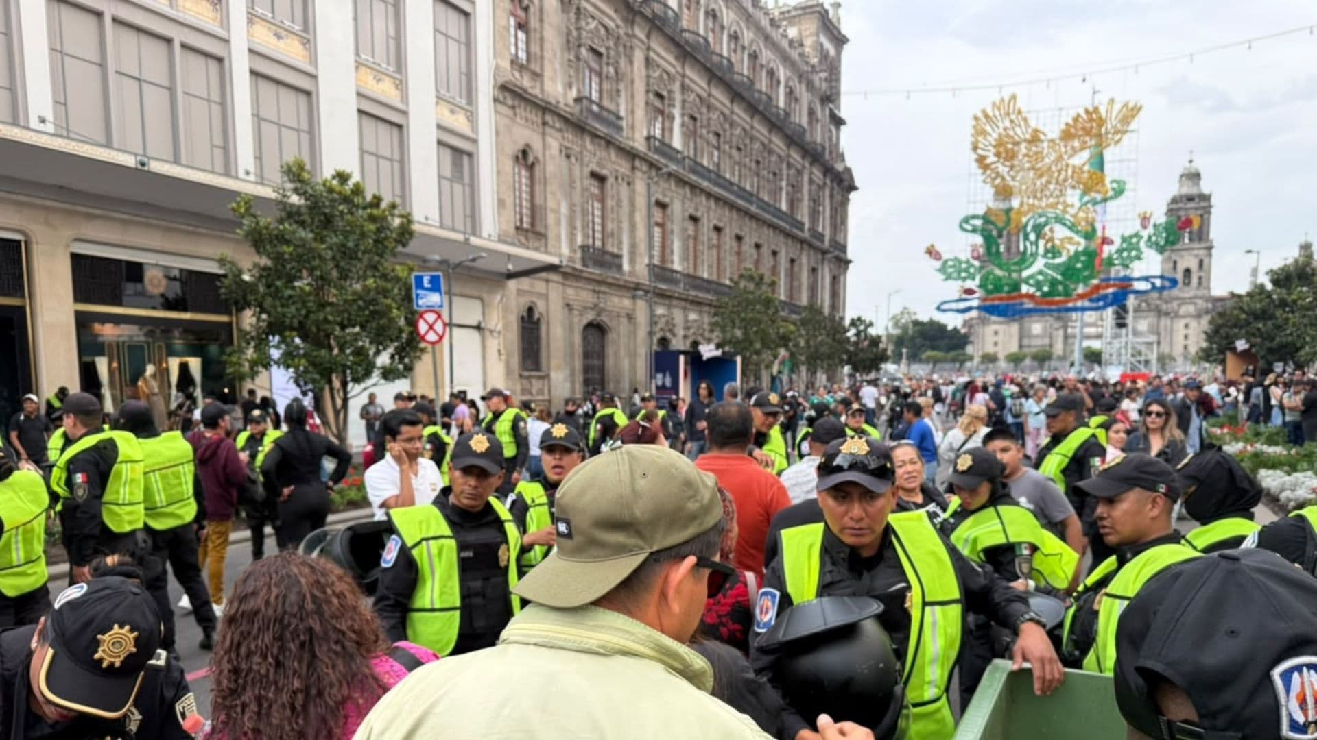Personas ingresan al Zócalo