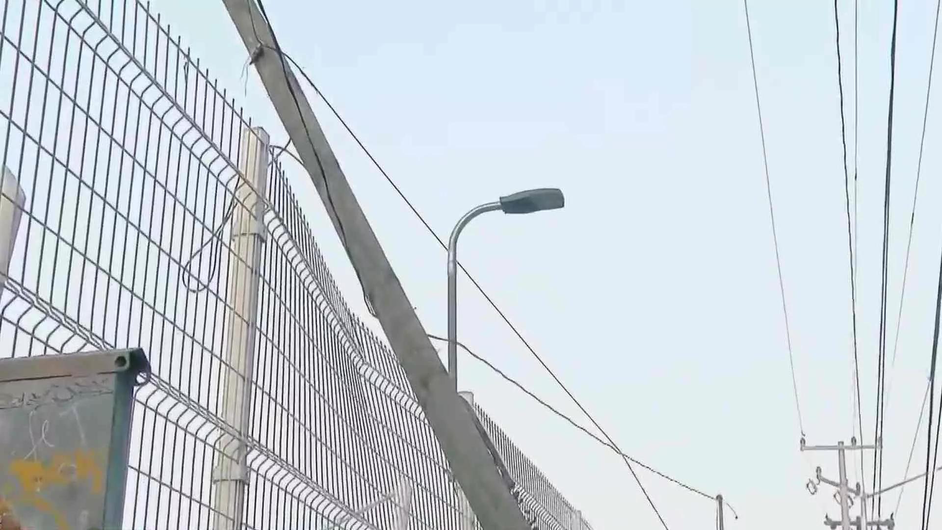 Vecinos denuncian poste de luz inclinado en el Centro de Monterrey