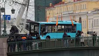 Foto: Cae Autobús a un Río en San Petersburgo, Rusia