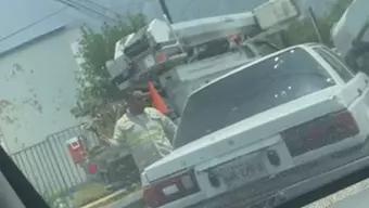 foto: Pelean a Golpes Automovilistas y Trabajadores de CFE en en Santa Catarina