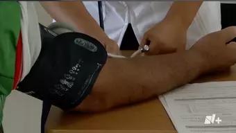 persona midiendo la presión arterial 