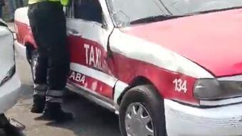 taxi chocado por patrulla municipal donde resultó lesionado un menor de edad