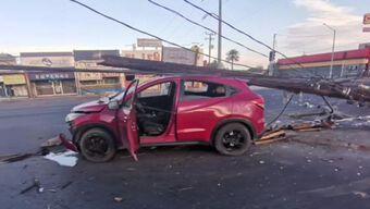 Vehículo Pierde el Control y Choca Contra Poste de CFE en Mexicali