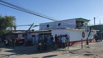 Tractocamión Arrastra Cables y Daña Propiedades en Mexicali