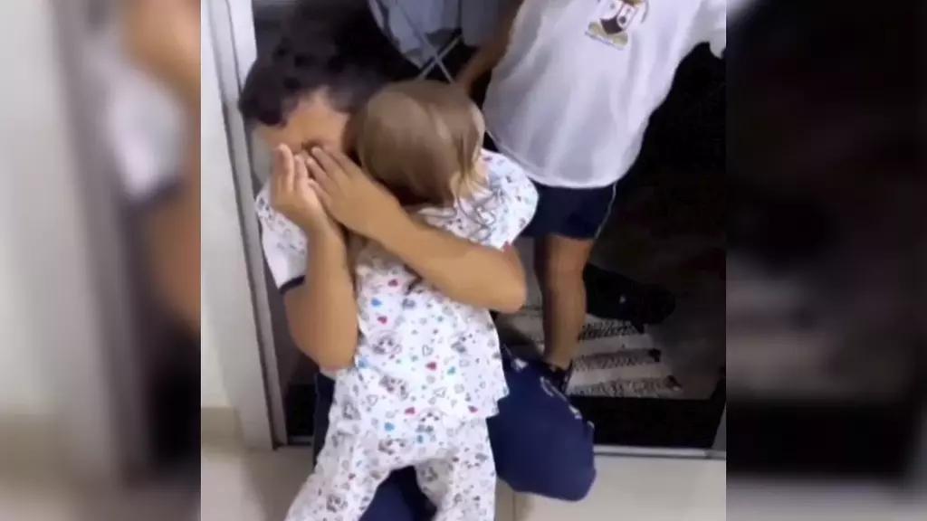 Foto: Niña Se Reencuentra con sus Hermanitos Tras Tratamiento Contra el Cáncer