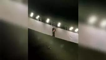 Foto: Aficionado del América se Cuelga en Techo del Estadio Azteca