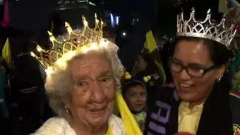 FOTO: Abuelita de 90 Años Celebra con Corona Bicampeonato del América 