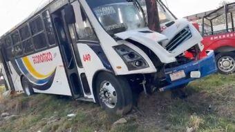 Un tráiler impactó un autobús de la línea Atah en la carretera Tlaxco-Apizaco.