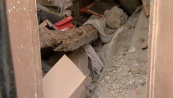 Se desplomó el techo al interior de una casona en la 15 Oriente-Poniente.