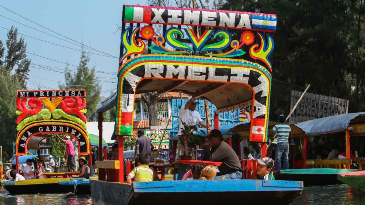 El límite de consumo de alcohol abordo de las trajineras de Xochimilco es de tres cervezas por persona o una botella por embarcación