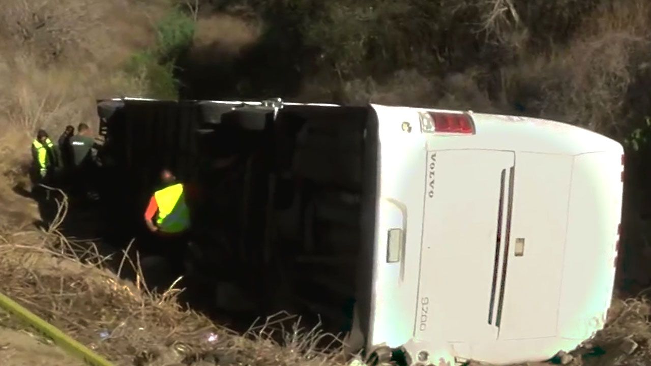 Autobús con niños cae a barranco en Jalisco