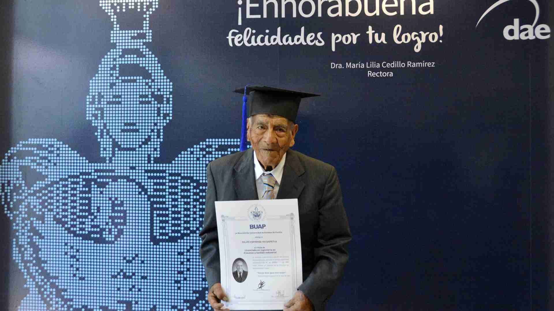 Don Felipe recibió su título profesional a sus 86 años de edad de manos de la Rectora de la BUAP