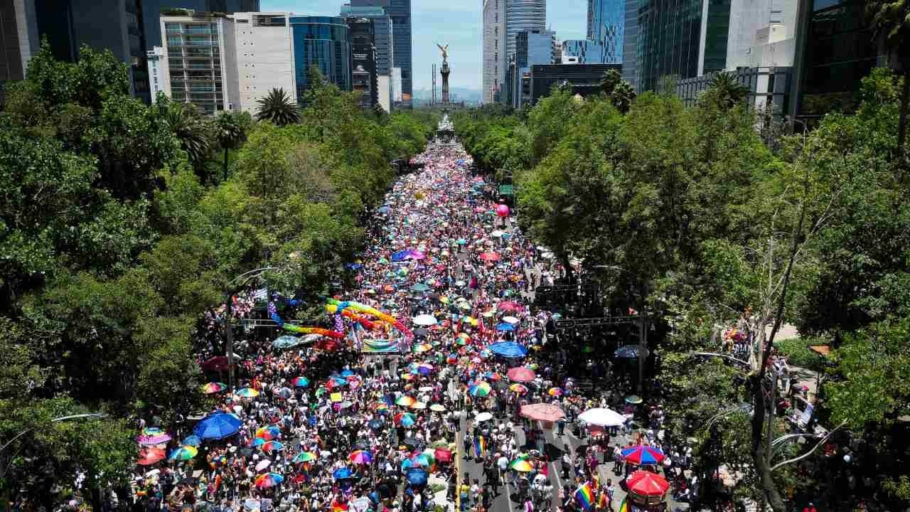 Miles de personas participan en la Marcha del Orgullo LGBTQ+