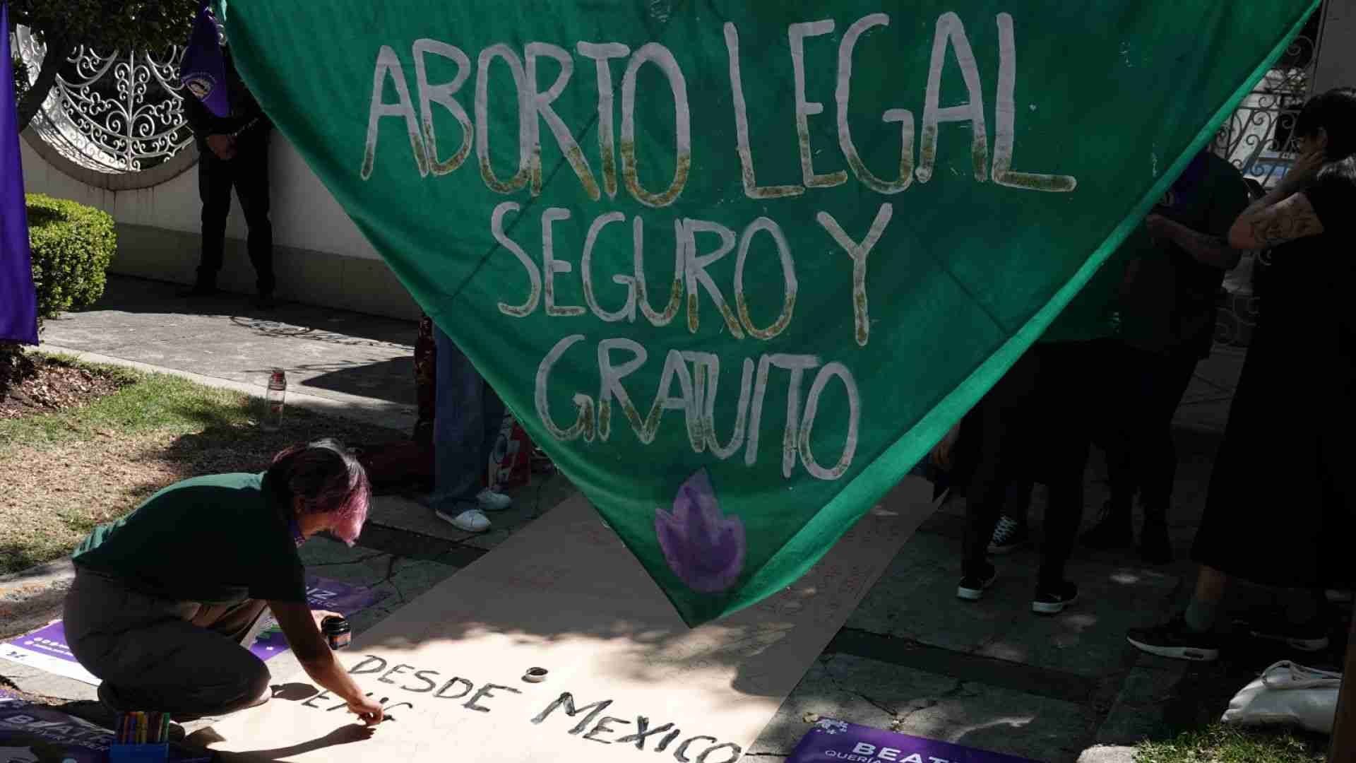 Integrantes de colectivas feministas protestaron a favor del aborto
